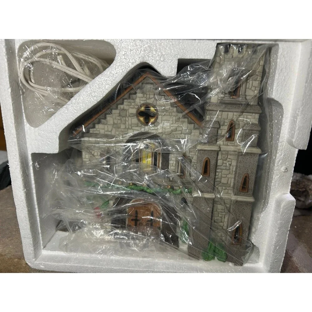 Department Dept 56 Dickens Village Series Whittlesbourne Church 1994 In box